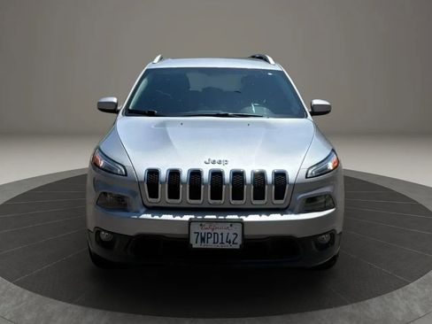 Used 2017 Jeep Cherokee Latitude FWD image 2