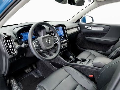 Used 2024 Volvo XC40 B5 Core AWD/4WD image 4