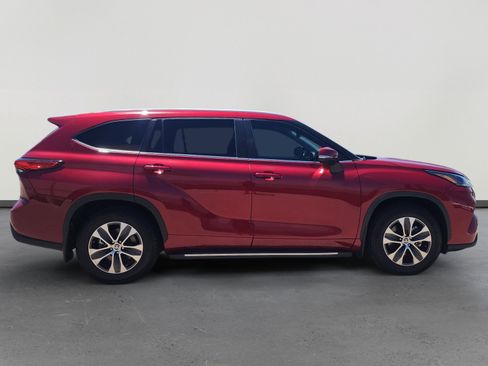 Used 2023 Toyota Highlander XLE FWD image 6