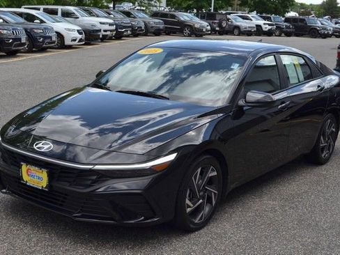 Used 2025 Hyundai Elantra Sport FWD image 4