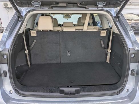 Used 2021 Toyota Highlander XLE AWD/4WD image 11