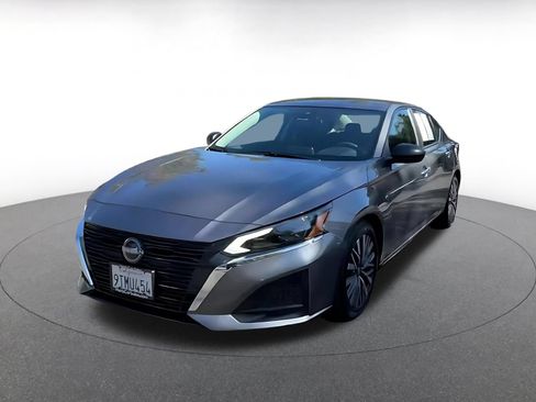 Used 2025 Nissan Altima 2.5 SV FWD image 7