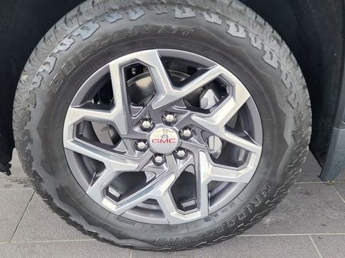 Used 2023 GMC Sierra 1500 SLT w/ SLT Premium Package AWD/4WD image 9