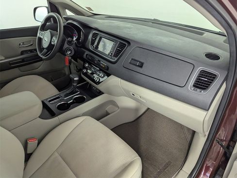 Used 2020 Kia Sedona LX image 36