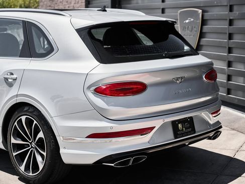 Used 2021 Bentley Bentayga AWD/4WD image 10