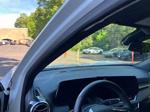 Used 2025 Chevrolet Equinox LT image 34