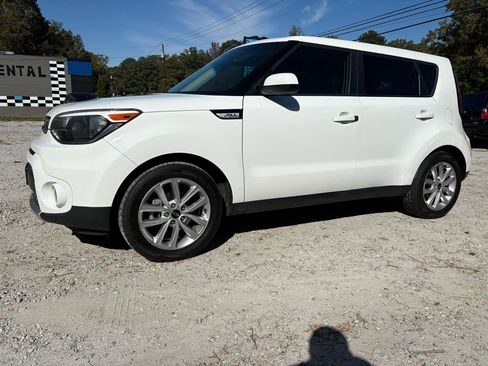 Used 2017 Kia Soul + image 4