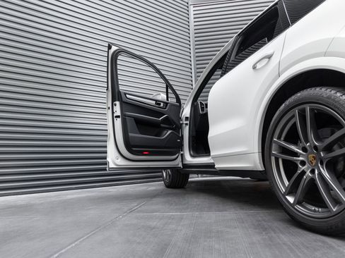 Certified 2023 Porsche Cayenne Platinum Edition AWD/4WD image 13