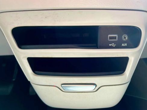 Used 2020 Chrysler Voyager L FWD image 32