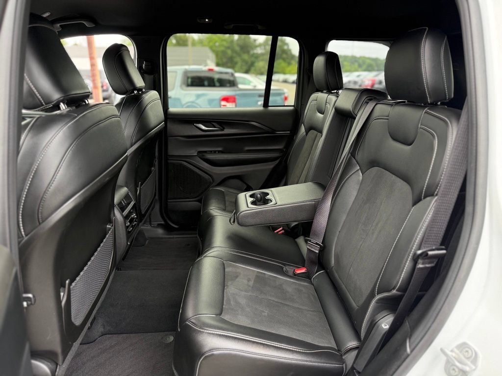 Used 2025 Jeep Grand Cherokee Altitude AWD/4WD image 13