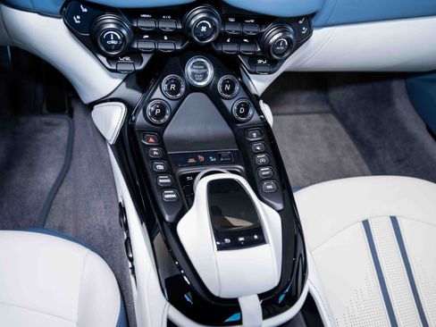 Used 2023 Aston Martin V8 Vantage Coupe RWD image 27