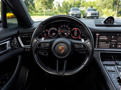 Used 2021 Porsche Panamera image 18