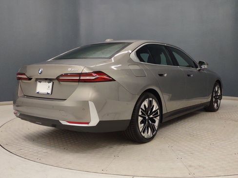 Used 2024 BMW 530i w/ Premium Package image 8