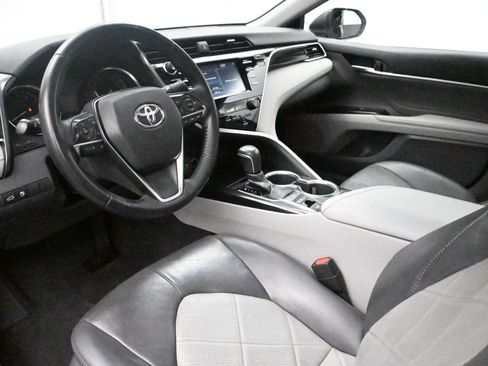 Used 2018 Toyota Camry XLE image 2