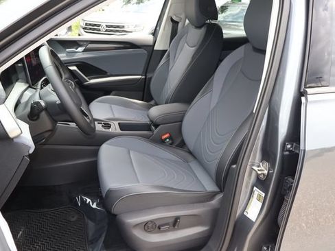 Certified 2025 Volkswagen Tiguan SE FWD image 13