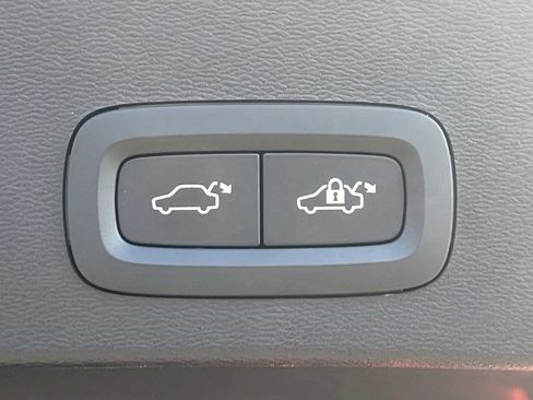 Used 2025 Volvo XC40 B5 Plus image 13