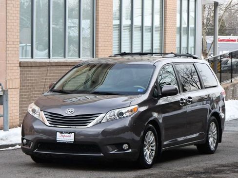 Used 2014 Toyota Sienna XLE w/ Entertainment Package image 3
