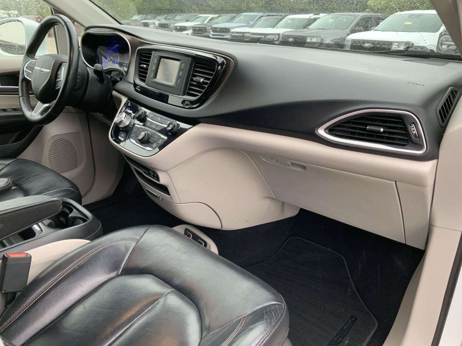 Used 2017 Chrysler Pacifica Touring-L FWD image 51