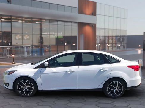 Used 2018 Ford Focus SE w/ SE Appearance Package FWD image 5