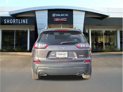 Used 2019 Jeep Cherokee Latitude Plus w/ Cold Weather Group AWD/4WD image 4