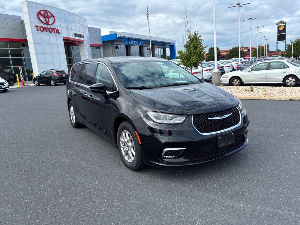 Used 2024 Chrysler Pacifica Touring-L FWD image 1