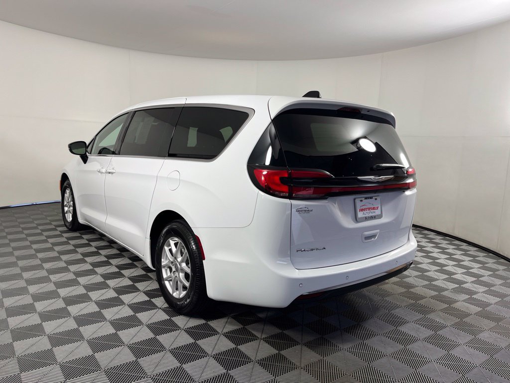 Used 2025 Chrysler Pacifica Select FWD image 13