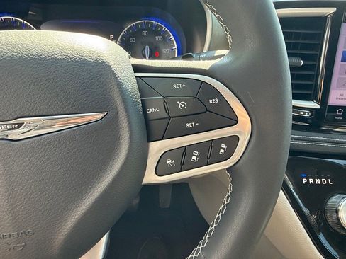 Used 2023 Chrysler Pacifica Touring-L AWD/4WD image 15