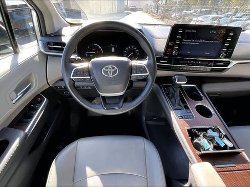 Certified 2024 Toyota Sienna XLE image 6