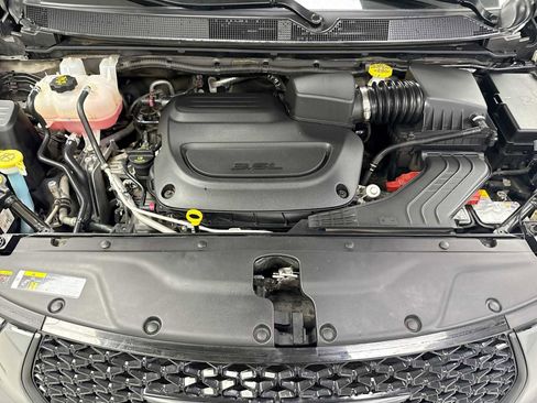 Used 2025 Chrysler Pacifica Limited image 18