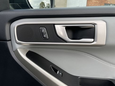 Used 2021 Ford Explorer XLT w/ Equipment Group 202A image 11