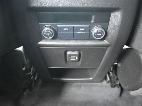 Used 2020 Chevrolet Traverse LT FWD image 22