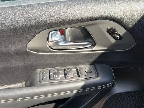 Used 2025 Chrysler Pacifica Select FWD image 14