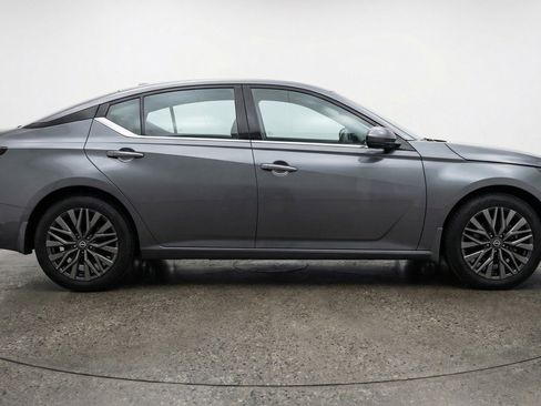 Used 2025 Nissan Altima 2.5 SV image 11