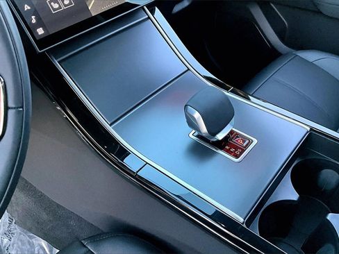 Used 2025 Land Rover Range Rover Velar Dynamic SE image 16