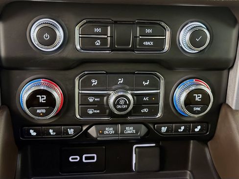 Used 2024 GMC Yukon XL SLT w/ SLT Luxury Package AWD/4WD image 16