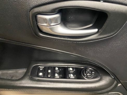 Used 2020 Jeep Compass Latitude FWD image 24