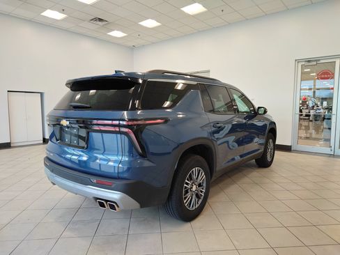 Used 2026 Chevrolet Traverse LT AWD/4WD image 3