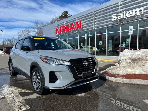 Used 2023 Nissan Kicks SV image 1