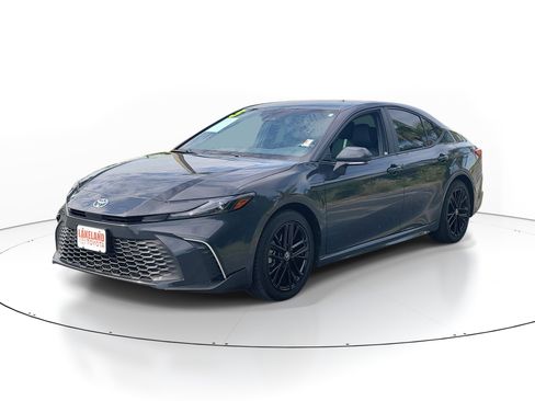 Used 2025 Toyota Camry SE FWD image 3