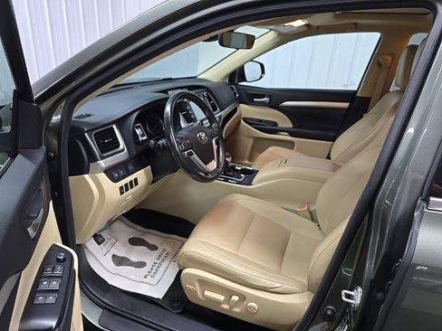 Used 2017 Toyota Highlander XLE AWD/4WD image 32