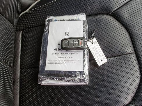 Used 2023 Chrysler Pacifica Limited FWD image 37