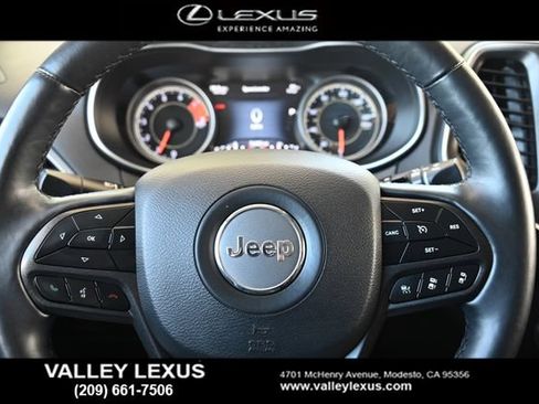 Used 2019 Jeep Cherokee Trailhawk AWD/4WD image 9