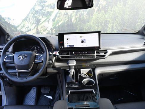 Used 2025 Toyota Sienna XLE Woodland Edition image 18