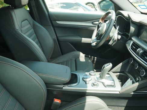 Used 2025 Alfa Romeo Stelvio Sprint AWD/4WD image 9