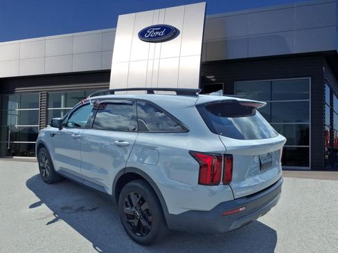 Used 2023 Kia Sorento S w/ Panoramic Sunroof Package AWD/4WD image 3