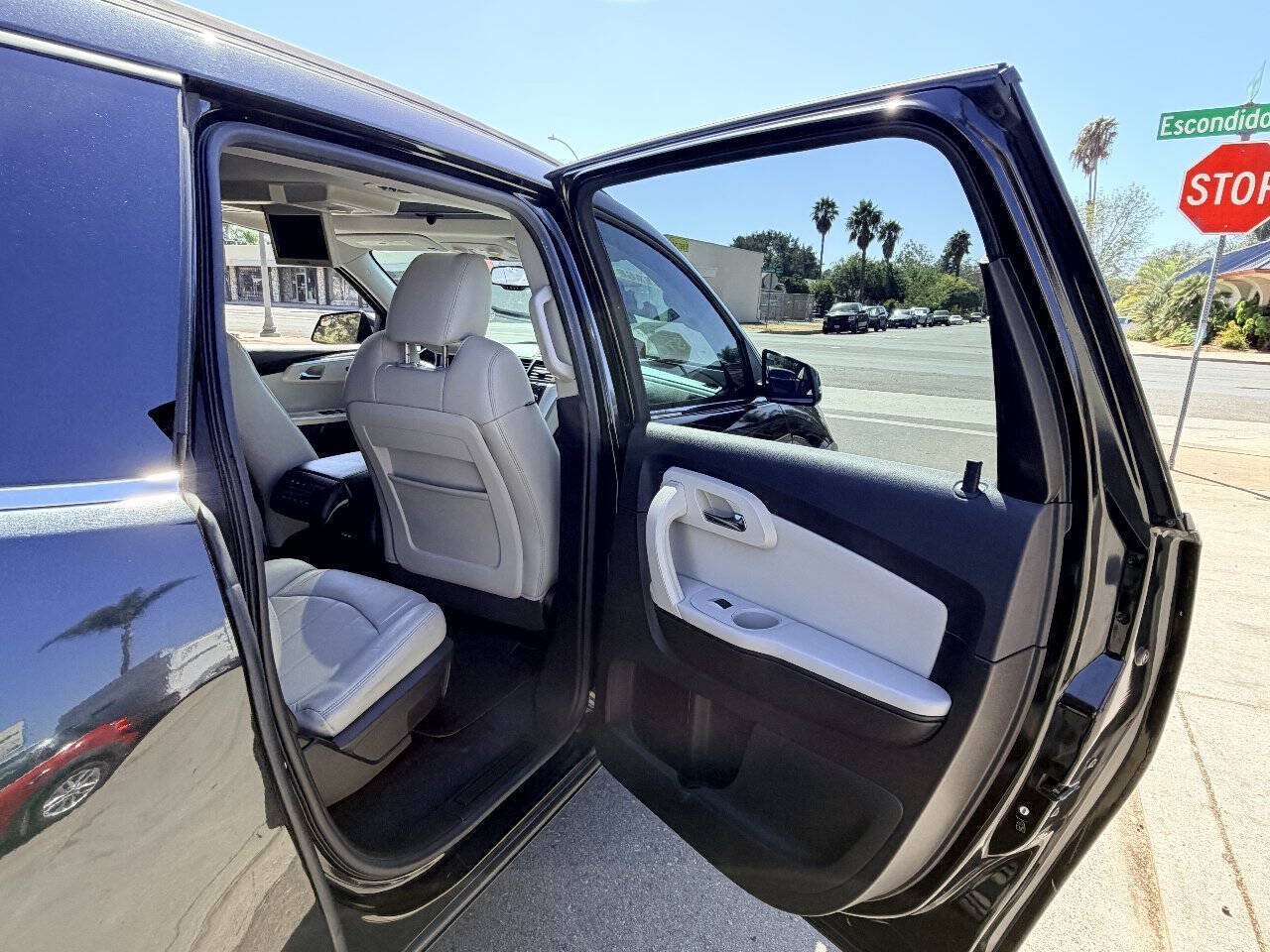 Used 2011 Chevrolet Traverse LTZ FWD image 19