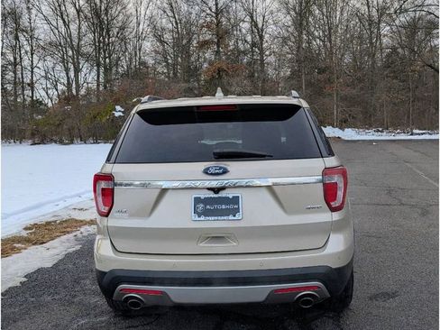 Used 2017 Ford Explorer XLT w/ Equipment Group 202A image 5