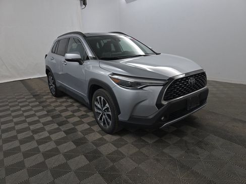Used 2022 Toyota Corolla Cross XLE w/ Convenience Package image 4