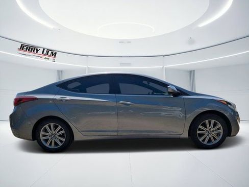 Used 2014 Hyundai Elantra SE w/ Option Group 02 FWD image 2