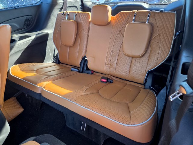 Used 2023 Chrysler Pacifica Pinnacle FWD image 12